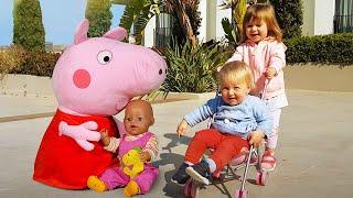 Mamas Schule auf Deutsch. Wie man eine gute Mama wird. Peppa macht für das Baby Kompott.