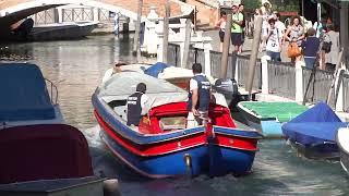 Polizei Boot in Venedig Italien fährt nen Kanal hoch