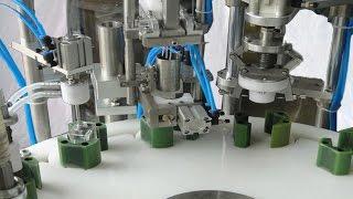 Robot Manipulator drop out final product from pucks irregular bottles filling line Robotik das Gerät