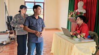 Determined to find Nam. Thu's mother asked Hoi to take her to Nam's office.