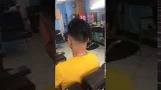 Cubano cortándose el pelo para viajar a cuba