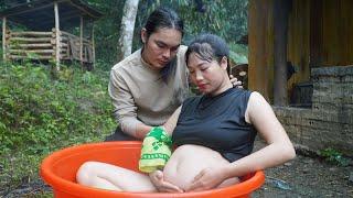 taking care of pregnant mother, picking Chinese herbs and boiling water for wife to bathe, farm life