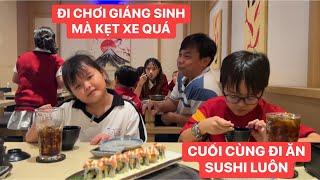 Gia đình Khương Dừa đi chơi Giáng Sinh mà kẹt xe quá cuối cùng đi ăn sushi luôn