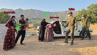 दूसरी पत्नी को धमकाने और नुकसान पहुंचाने के आरोप में पुलिस द्वारा पहली पत्नी को गिरफ्तार किया गया।