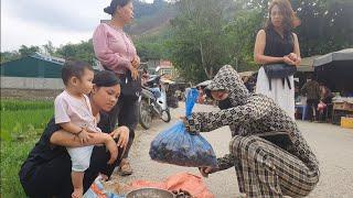 The most difficult days of a 15-year-old single mother picking snails to sell