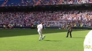 Toni Kroos steps onto the pitch of the Santiago Bernabéu