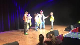 Mini Playback 2018 Feestteam shirt uit en zwaaien Heikneuters Mariahout