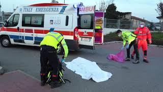 Rovigo sotto choc: cade e muore nel piazzale del Lidl mentre porta la spesa verso la sua auto