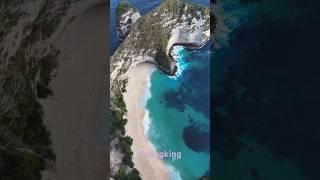 Exploration Aérienne des Plus Belles Plages et Falaises de Nusa Penida en Indonésie – Vidéo Drone 4K