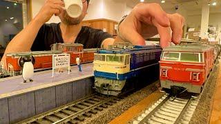 【Tokyo’s Hidden Gem!】Driving HO Scale Trains While Enjoying Apple Pie!? Kashiwagi Cafe in Shinjuku