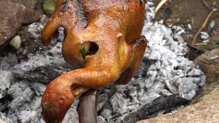 荒废院子篝火烤鸡，一个人野外露营野炊.An abandoned yard, a bonfire, a chicken roast, and a picnic by myself