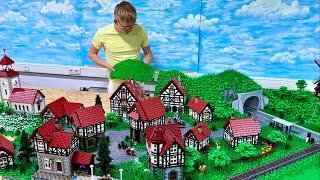 Riesen Baufortschritt: Hügellandschaft hinter dem Dorf... - Bau einer LEGO Stadt Teil 290.