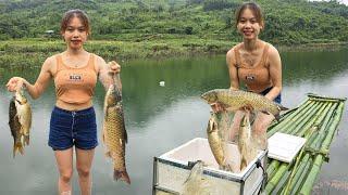 How the girl trapped a lot of fish with a raft and Making a Bamboo Raft -Living Off Grid
