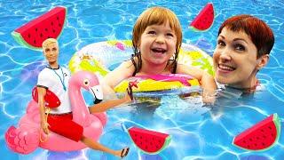 Spaß mit Bianca im Schwimmbad. Kinder Video auf Deutsch | Ich heiße Bianca