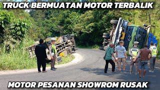 KERUGIAN BESAR ‼️TRUK TERBALIK BERMUATAN MOTOR,PESANAN SHOWROM RUSAK