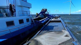 Vaart van de Houtribsluis om te laden op het IJsselmeer. Vervolgens vaart naar Nijkerk.