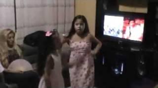 Macarena y Anthonela bailando Tirate un paso - Los Watichurros