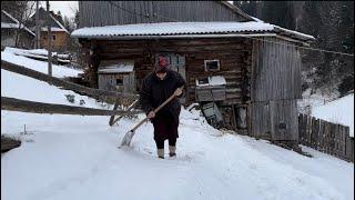 Life in winter in the Carpathians, in the blizzard we cope with the farm, prepare a corn dish(tokan)
