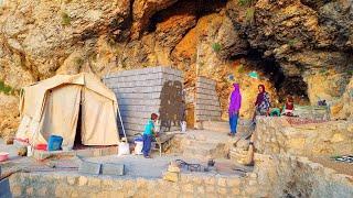 Amir and his family start building a room in their beautiful cave. Beautiful collaboration