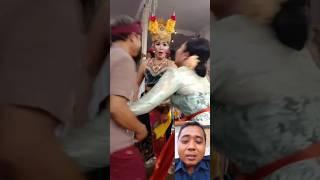 DI LABARAK ISTRI SAAT MAU MENARI DENGAN JOGED DI BALI