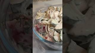 Салат с помидорами, огурцами, луком и зеленью со сметаной  ...