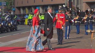 Koning Willem-Alexander en koningin Máxima arriveren voor de Troonrede