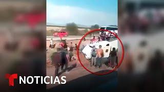 Vuelca un camión que transportaba escondidos a 130 migrantes en Sonora | Noticias Telemundo