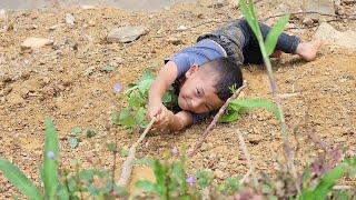 A girl passing by saw a 2nd grade boy falling down the slope and luckily grabbed the rope.