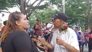 El Pulgarcito Bailarin está realizando una transmisión en vivo función en la plaza libertad