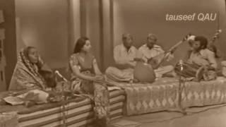 Kharee neem ke neechey" by  Maai Bhaagi (PTV Live recording)-Great folk song