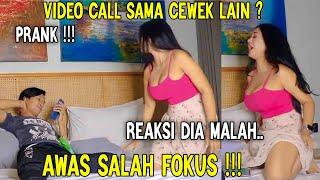 PRANK VIDEO CALL SAMA CEWEK LAIN , REAKSI DIA MALAH BEGINI..