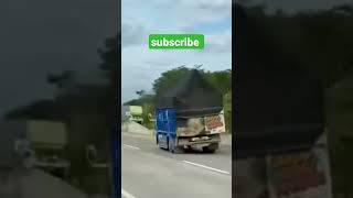 truk Wahyu abadi oleng di jalan tol 
