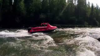 Удары водомета по камням на горной реке.