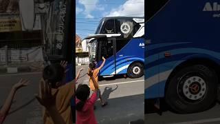 Serunya Nunggu Bus Telolet Pulang dari pangandaran #telolet #teloletbasuri #teloletbus