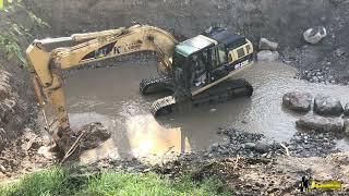 CATERPILLAR 323D & 320C Construction Cliff photo video #caterpillar #excavator #heavyequipment