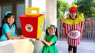 Emma & Jannie Pretend Play w/ Squishy Hamburger Fast Food Drive Thru