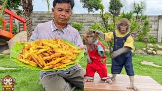 YiYi and YinYin help grandpa harvest sweet potatoes to make a giant plate of fried cakes