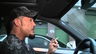 Ricardo Fort en su auto hablando con mamá y saludando gente