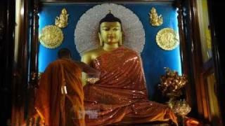 Bodhgaya Mahabodhi temple: Clothes changing session