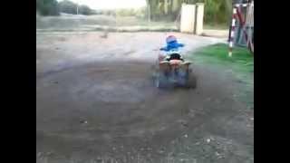 Edgar de 4 años haciendo la "O" con su quad