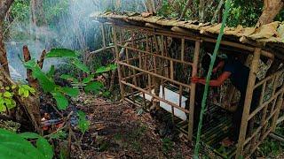 MEMBUAT RUMAH DI ATAS BUKIT BEBATUAN DARI BAHAN SEADANYA UNTUK BERLINDUNG