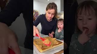 Если совсем нет времени а нужно что-то вкусное приготовить к чаю Рулет со сгущёнкойЭто классика ️