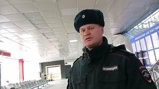 ВОКЗАЛЬНЫЙ МЕНТ ИДЕТ БЕЗ ШМОНА