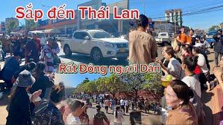 Còn vài chục km đến Thái Lan CA Lào hỗ trợ Thầy tốt đẹp, hàng ngàn người dân đảnh lễ nghiêm trang