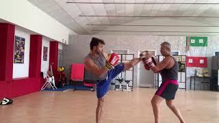 Allenamento KickBoxing: combinazione di calci e pugni ai colpitori