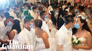 Coronavirus: couples in Philippines marry wearing masks