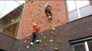 Groep 6 van meneer Nick op de klimmuur