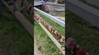 Странная традиция на свадьбу в Архангельске с замками #архангельск #свадьба #свадебныетрадиции
