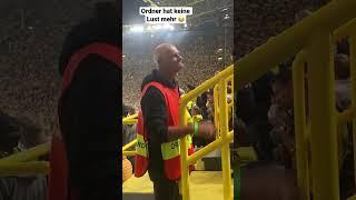 Wenn der Ordner die Stimmung im Stadion scheisse findet… #bvb #dortmund #stadion #stimmung