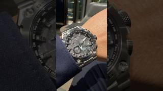 Läuft rückwärts. G-SHOCK MRG. Warum? Beobachte den Minutenzeiger! 